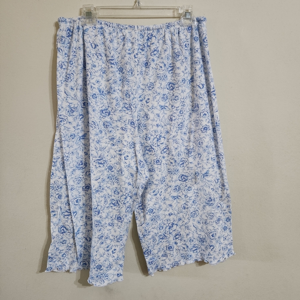 Karen Neuburger Short Sleeve Capri Pajama Set Blue Flowers  on White. Size XL - Picture 3 of 7